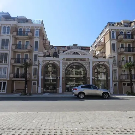 Apartment Plush, 1 Bed Apt, Dawn Park D
