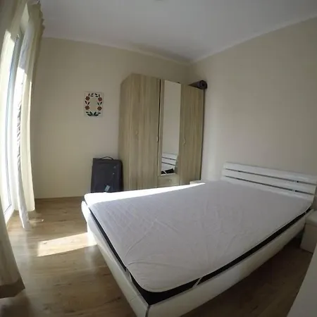 Plush, 1 Bed Apt, Dawn Park D Apartment *