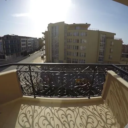 Apartment Plush, 1 Bed Apt, Dawn Park D